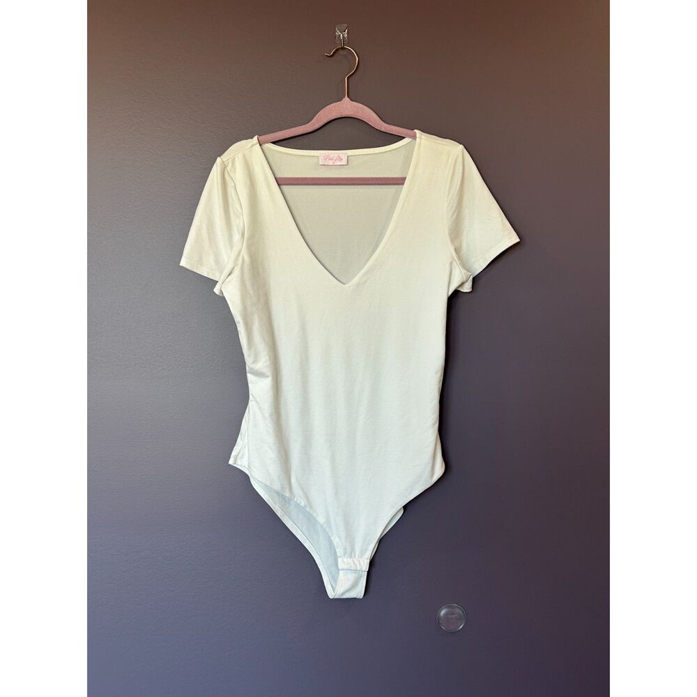 NWOT Pink Lily V-Neck Short Sleeve White Bodysuit Size Large